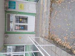 Вход в школу. Информационные таблички с использованием шрифта Брайля