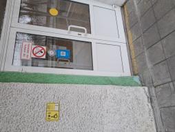 Пандус.Информационные таблички и наклейки с использованием шрифта Брайля