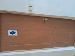 Туалеты. Информационные таблички и наклейки с использованием шрифта Брайля