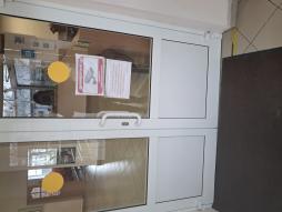 Выход из школы. Информационные таблички и наклейки с использованием шрифта Брайля